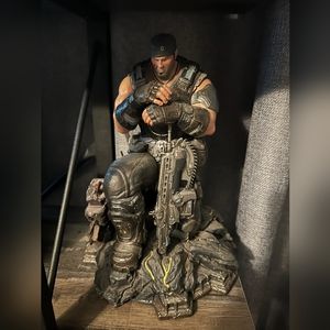 NECA Gears of War 3 Marcus Fenix Statue